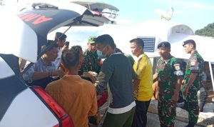 Danramil 04/Letung Bersama Anggota Bantu Evakuasi Warga Binaan Yang Sedang Sakit