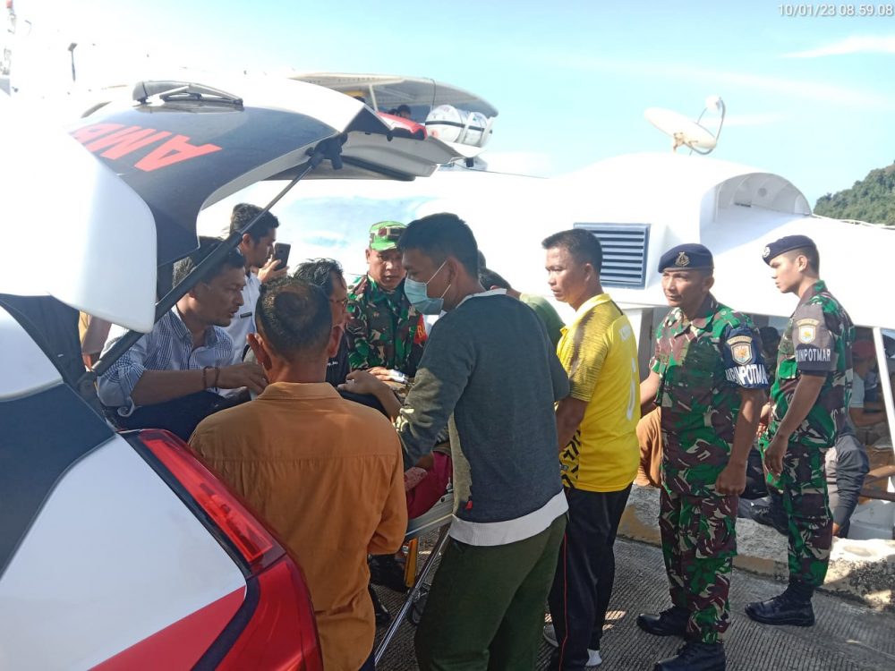 Danramil 04/Letung Bersama Anggota Bantu Evakuasi Warga Binaan Yang Sedang Sakit