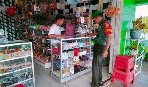 Memasuki Musim Utara, Babinsa Serda Sianipar Pantau Harga Barang