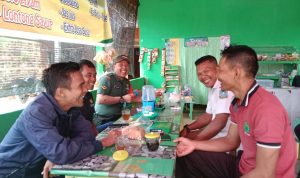 Jalin Komsos, Babinsa Serda Krismawanto Himbau Warga Jaga Situasi Kamtibmas