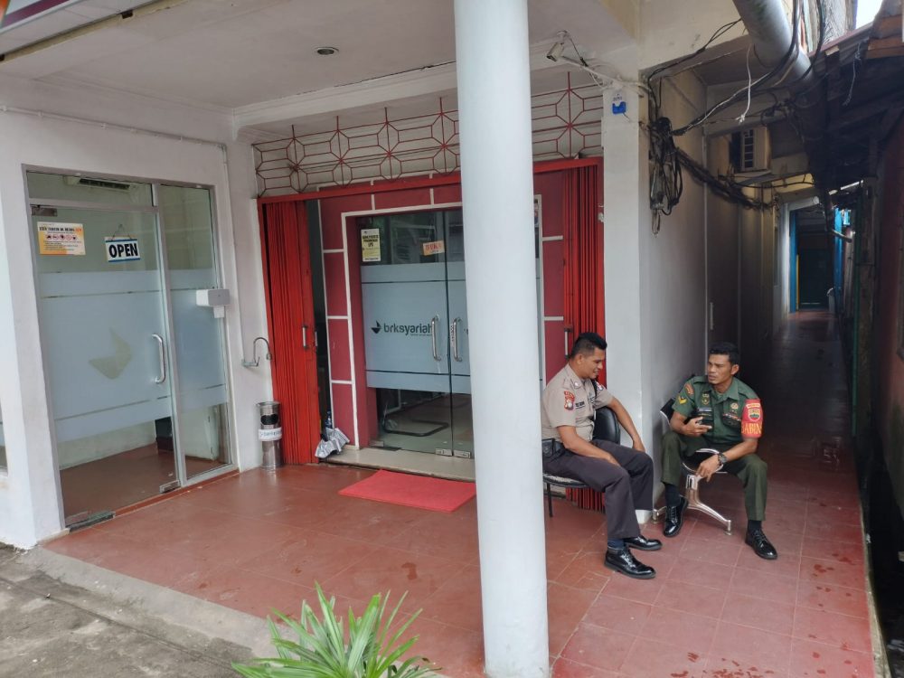 Babinsa Sertu Hendry Berkoordinasi Dengan Scurity Bank Terkait Kemananan Nasabah Saat Transaksi
