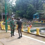 Babinsa Koramil 04/Letung, Serda Krismawanto Lakukan Monitoring Wilayah di Wisata Air Terjun Naraja