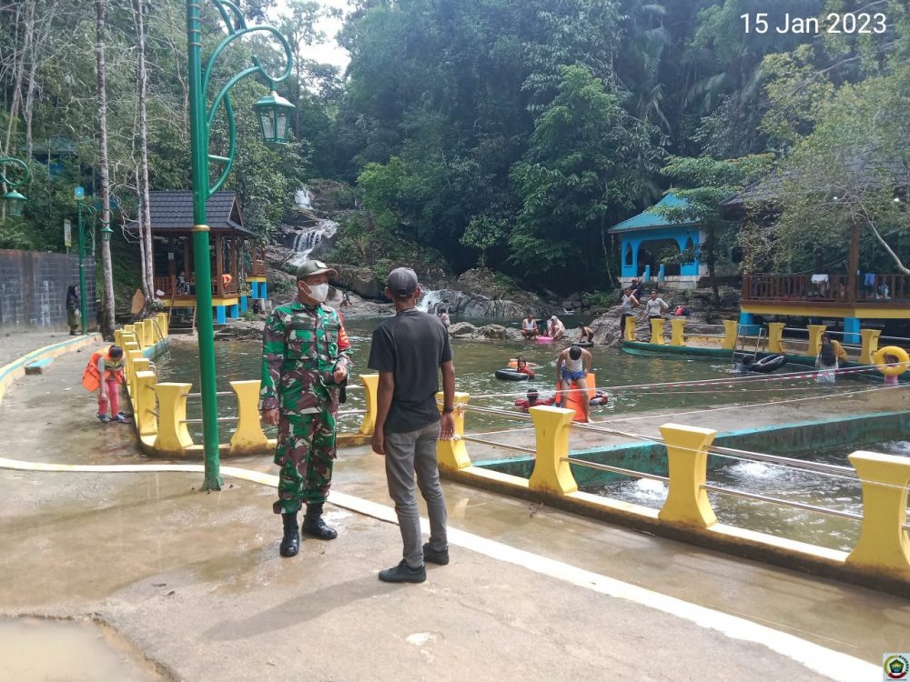 Babinsa Koramil 04/Letung, Serda Krismawanto Lakukan Monitoring Wilayah di Wisata Air Terjun Naraja