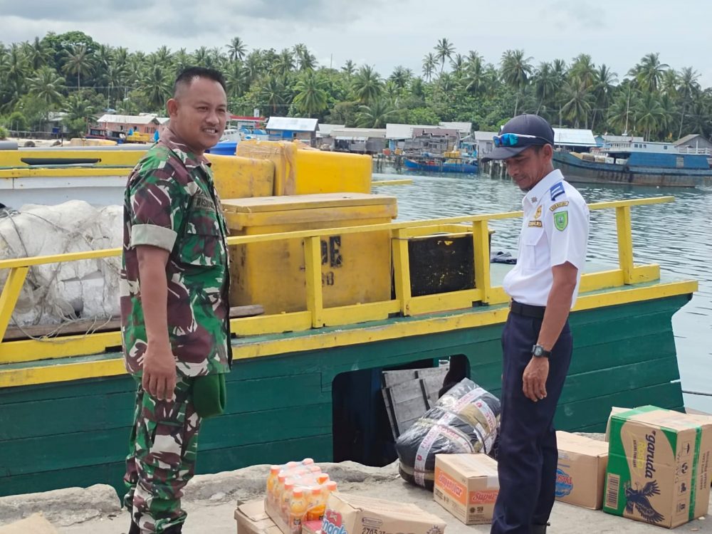 Babinsa Sertu Saroji Monitoring di Wilayah Pelabuhan Desa Subi