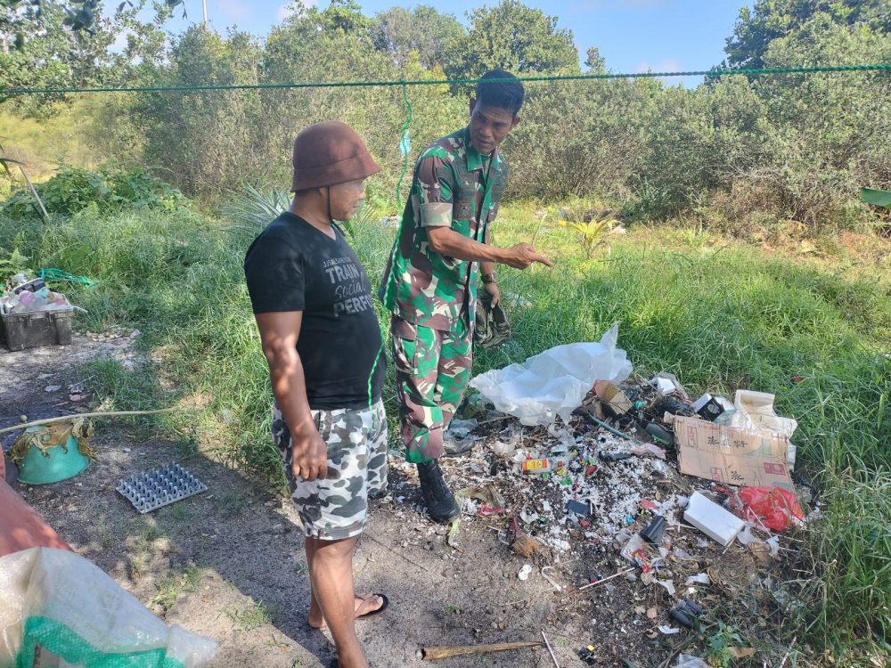 Babinsa Sertu Hendry Himbau Warga Bakar Sampah Dengan Pengawasan