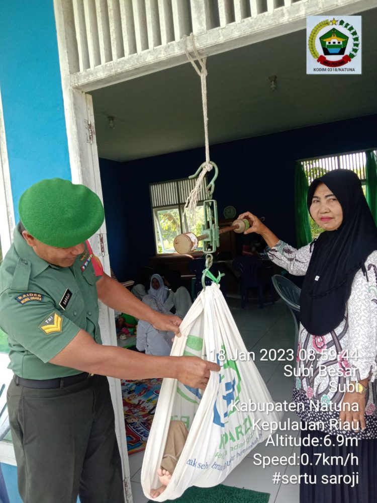 Babinsa Sertu Saroji Dampingi Tim Nakes Periksa Kesehatan Anak Usia Dini Babinsa Sertu Saroji Dampingi Tim Nakes Periksa Kesehatan Anak Usia Dini