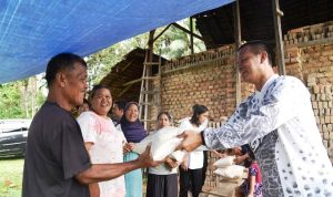 Melalui Dana Baznas, Wali Kota Pariaman Serahkan Bantuan Kepada 150 Pengrajin Batu Bata Melalui Dana Baznas, Wali Kota Pariaman Serahkan Bantuan Kepada 150 Pengrajin Batu Bata