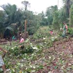 Babinsa Sertu Saroji Goro Bersama Warga Bersihkan Lahan Wakaf Babinsa Sertu Saroji Goro Bersama Warga Bersihkan Lahan Wakaf