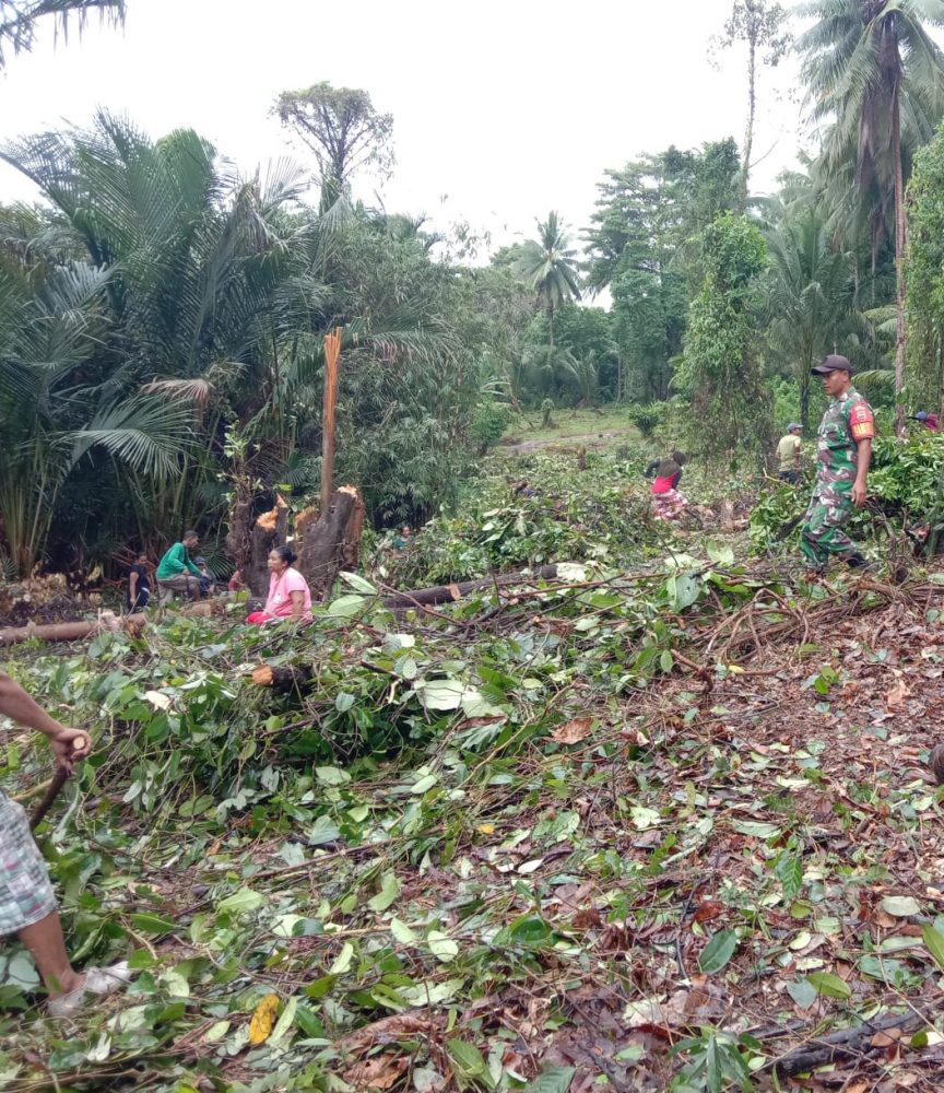 Babinsa Sertu Saroji Goro Bersama Warga Bersihkan Lahan Wakaf
