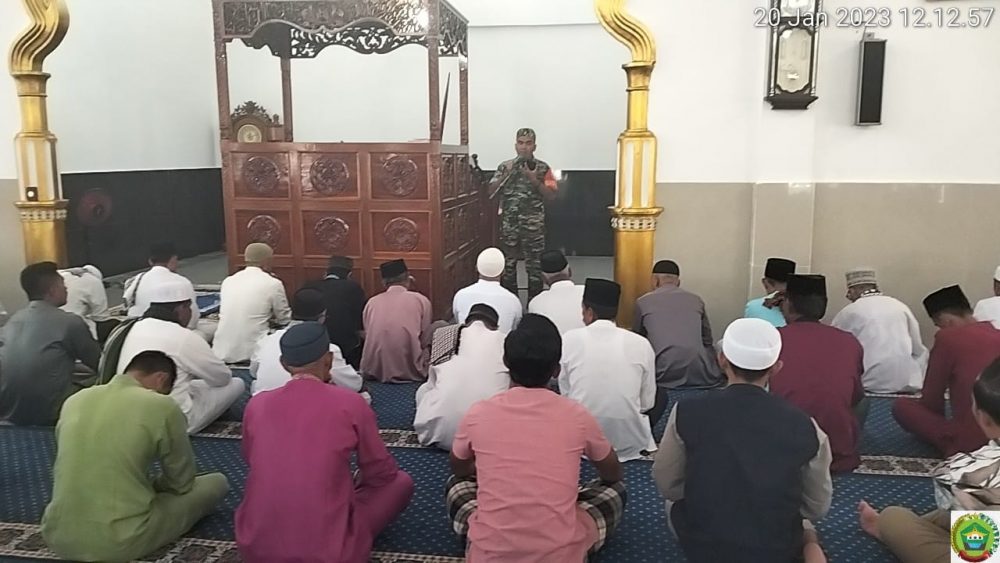 Usai Sholat Jum’at Berjamaah, Personil Koramil 04/Letung Sosialisasikan Penerimaan Komcad 2023