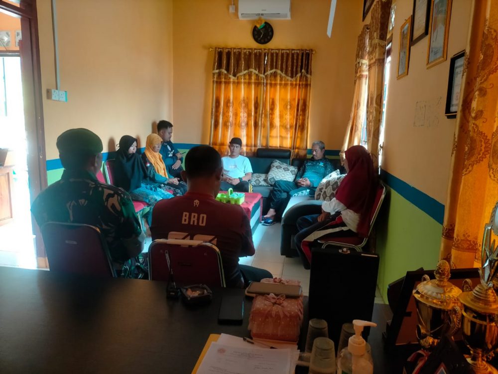 Sosialisasikan Bahaya Karhutla, Babinsa Serda Olih Ingatkan Sanksi Bagi Pelaku Sosialisasikan Bahaya Karhutla, Babinsa Serda Olih Ingatkan Sanksi Bagi Pelaku