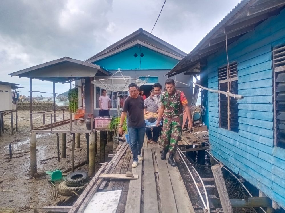 Peduli Sesama, Babinsa Serda Roni Bantu Evakuasi Warga Binaan Yang Sedang Sakit Peduli Sesama, Babinsa Serda Roni Bantu Evakuasi Warga Binaan Yang Sedang Sakit