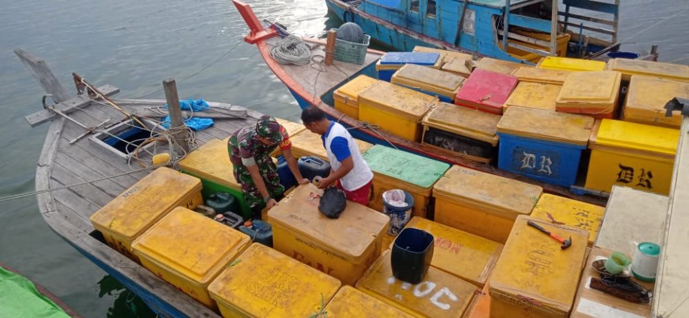 Monitoring Wilayah, Babinsa Serda Sianipar Himbau Nelayan Perhatikan Cuaca Saat Melaut Monitoring Wilayah, Babinsa Serda Sianipar Himbau Nelayan Perhatikan Cuaca Saat Melaut