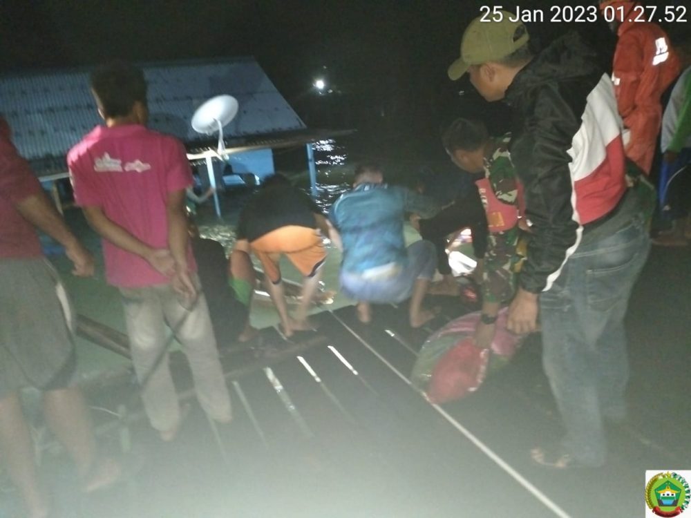 Danramil 04/Letung Bersama Anggota Bantu Evakuasi Rumah Warga Binaan Yang Diterjang Ombak