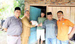 Wawako Pariaman dan Istri Beri Bantuan Sembako Kepada Warga Yang Terkena Banjir Wawako Pariaman dan Istri Beri Bantuan Sembako Kepada Warga Yang Terkena Banjir