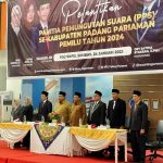 Suhatri Bur Beri Sambutan Saat Pelantikan Anggota PPS Pemilu Tahun 2024 se-Kabupaten Padang Pariaman Suhatri Bur Beri Sambutan Saat Pelantikan Anggota PPS Pemilu Tahun 2024 se-Kabupaten Padang Pariaman