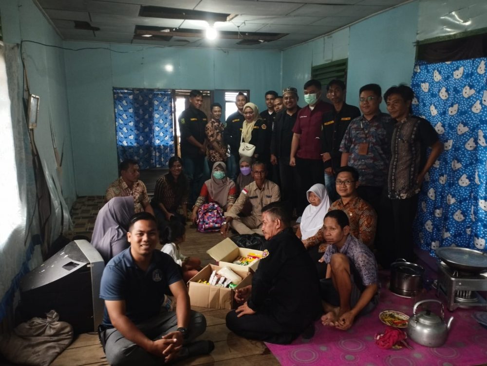 Karang Taruna Natuna Peduli, Bagi Sembako Hingga Evakuasi Warga Yang Sakit Ke Puskesmas