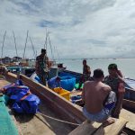 Monitoring Wilayah, Babinsa Sertu Saroji Ingatkan Nelayan Waspada Saat Berlayar