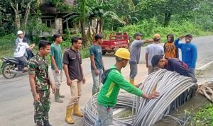 Babinsa Pratu Jhon Jalin Koordinasi Bersama Petugas PLN Babinsa Pratu Jhon Jalin Koordinasi Bersama Petugas PLN