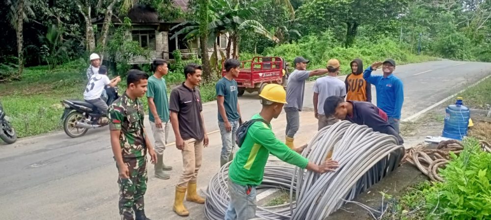 Babinsa Pratu Jhon Jalin Koordinasi Bersama Petugas PLN