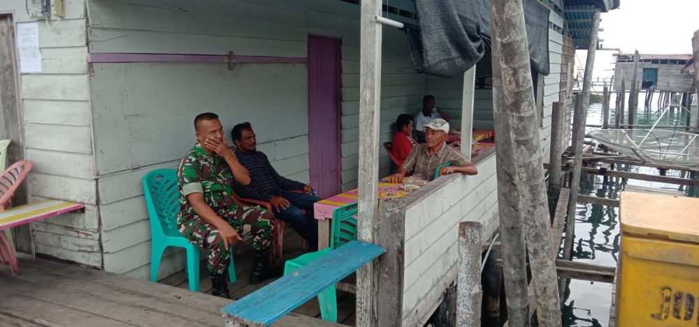 Meski Libur Akhir Pekan, Babinsa Ini Tetap Jalin Komunikasi Dengan Warga Binaan Meski Libur Akhir Pekan, Babinsa Ini Tetap Jalin Komunikasi Dengan Warga Binaan