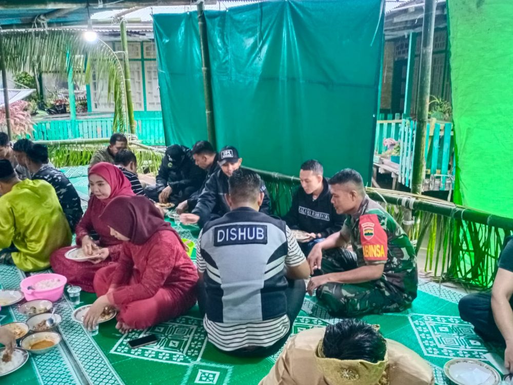 Jalin Silaturrahmi, Babinsa Serda Roni Hadiri Pernikahan Warga