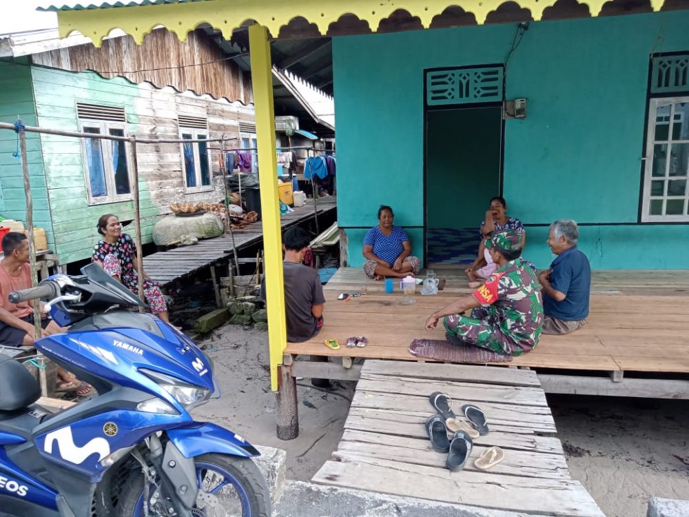 Jalin Kedekatan Dengan Warga, Babinsa Serda Sianipar Kembali Komsos Jalin Kedekatan Dengan Warga, Babinsa Serda Sianipar Kembali Komsos