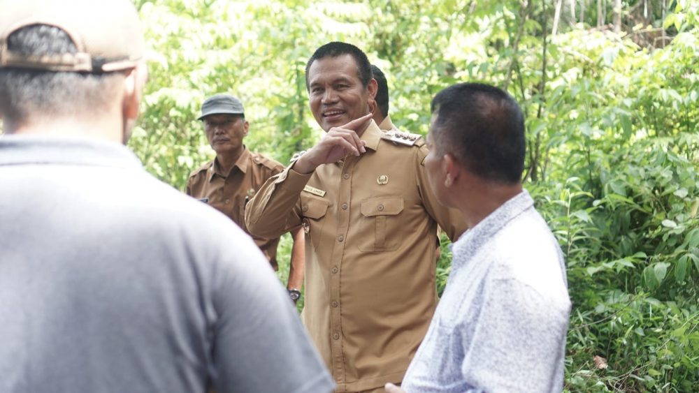 Genius Umar Tinjau Jalur Pedestrian Hutan Kota di Desa Sikapak Timur