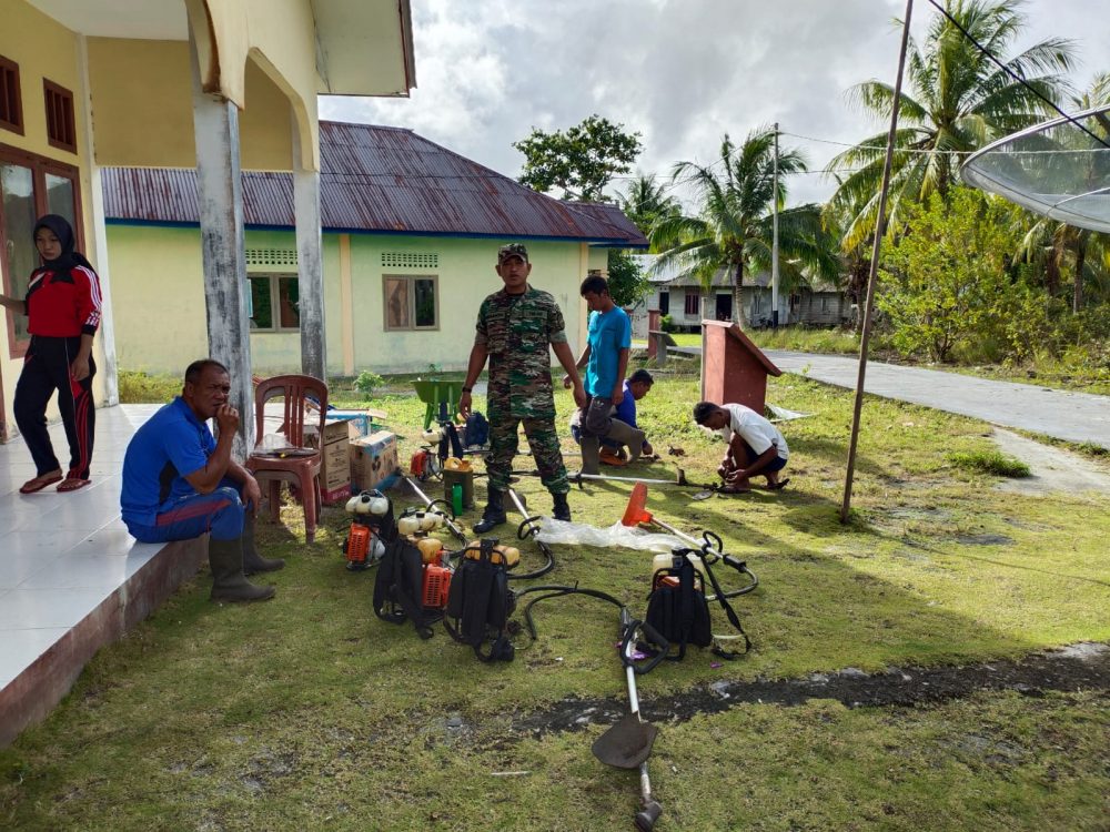 Babinsa Koramil 06/Serasan Ajak Warga Binaan Goro Bersihkan Lingkungan Babinsa Koramil 06/Serasan Ajak Warga Binaan Goro Bersihkan Lingkungan