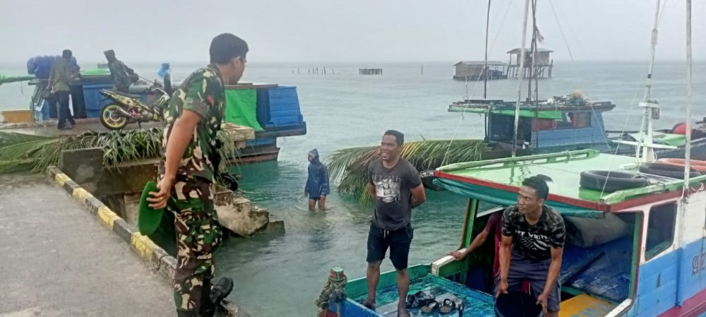 Babinsa Koramil 06/Serasan Terus Himbau Nelayan Waspada Saat Melaut