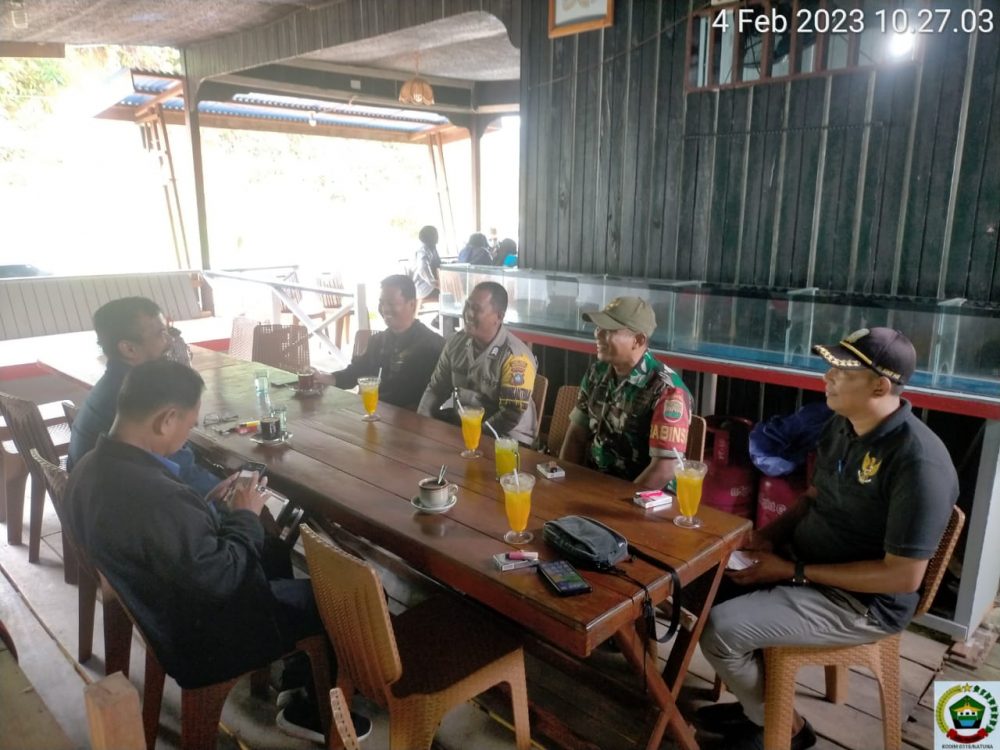 Babinsa Serda Olih Hadiri Kegiatan Penyuluhan Limbah Besi Tua Dari DLH Anambas Babinsa Serda Olih Hadiri Kegiatan Penyuluhan Limbah Besi Tua Dari DLH Anambas