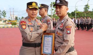 Kapolres Bintan Berikan Penghargaan Kepada Personil Yang Berprestasi