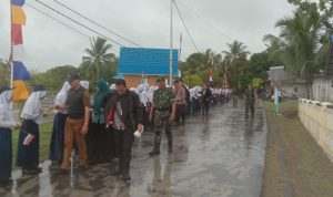 Babinsa Pos Subi Sambut Kedatangan Kepala Daerah dan Plh. Danramil 06/Serasan