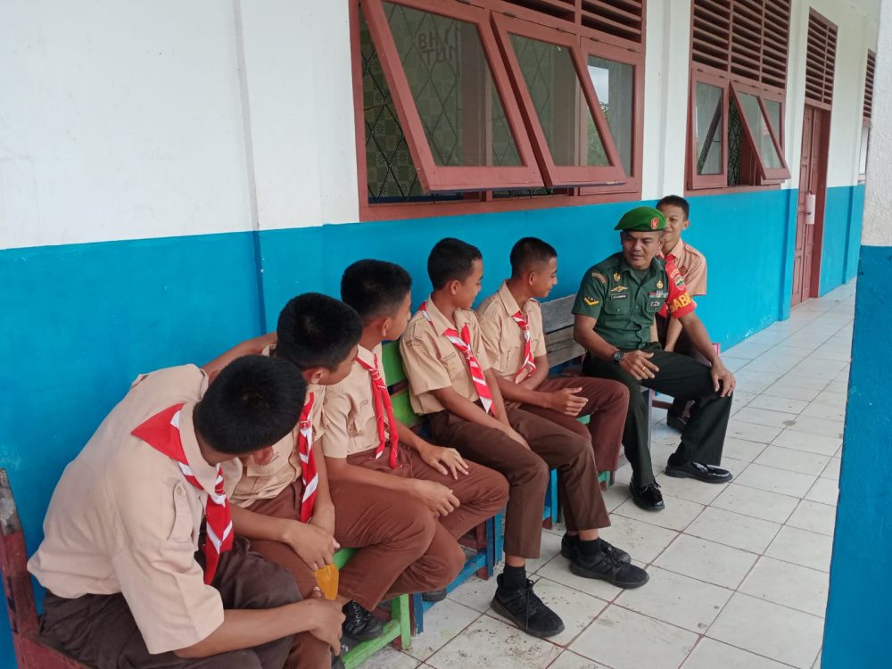Berikan Motivasi Kepada Generasi Muda, Babinsa Serda Sianipar Sambangi Sekolah SMPN 1 Subi Berikan Motivasi Kepada Generasi Muda, Babinsa Serda Sianipar Sambangi Sekolah SMPN 1 Subi