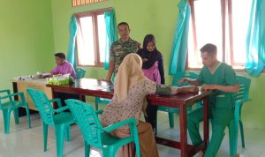 Babinsa Sertu Saroji Dampingi Tim Nakes Lakukan Pengecekan Kesehatan Warga Lansia Babinsa Sertu Saroji Dampingi Tim Nakes Lakukan Pengecekan Kesehatan Warga Lansia
