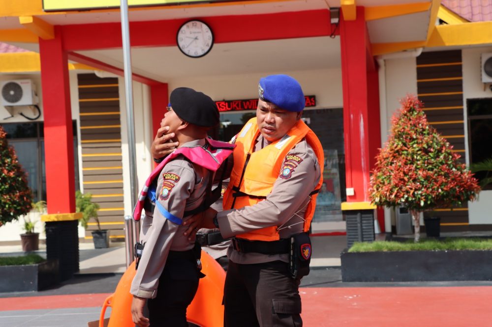Sat Polairud Polres Bintan Berikan Pelatihan Penyelamatan Di Laut