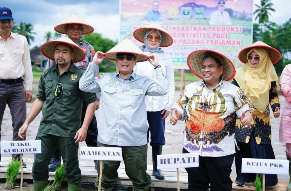 Wagub Sumbar dan Bupati Padang Pariaman Sambut Kedatangan Wamentan RI Wagub Sumbar dan Bupati Padang Pariaman Sambut Kedatangan Wamentan RI