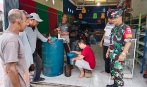 Babinsa Koramil 06/Serasan Lakukan Pengamanan Pembagian BBM Pertalite Gratis Oleh Sekcam Babinsa Koramil 06/Serasan Lakukan Pengamanan Pembagian BBM Pertalite Gratis Oleh Sekcam