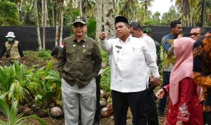 Bupati Dampingi Wamentan RI Melihat Berbagai Bentuk Kerajinan Kreatif dan Produk Pangan