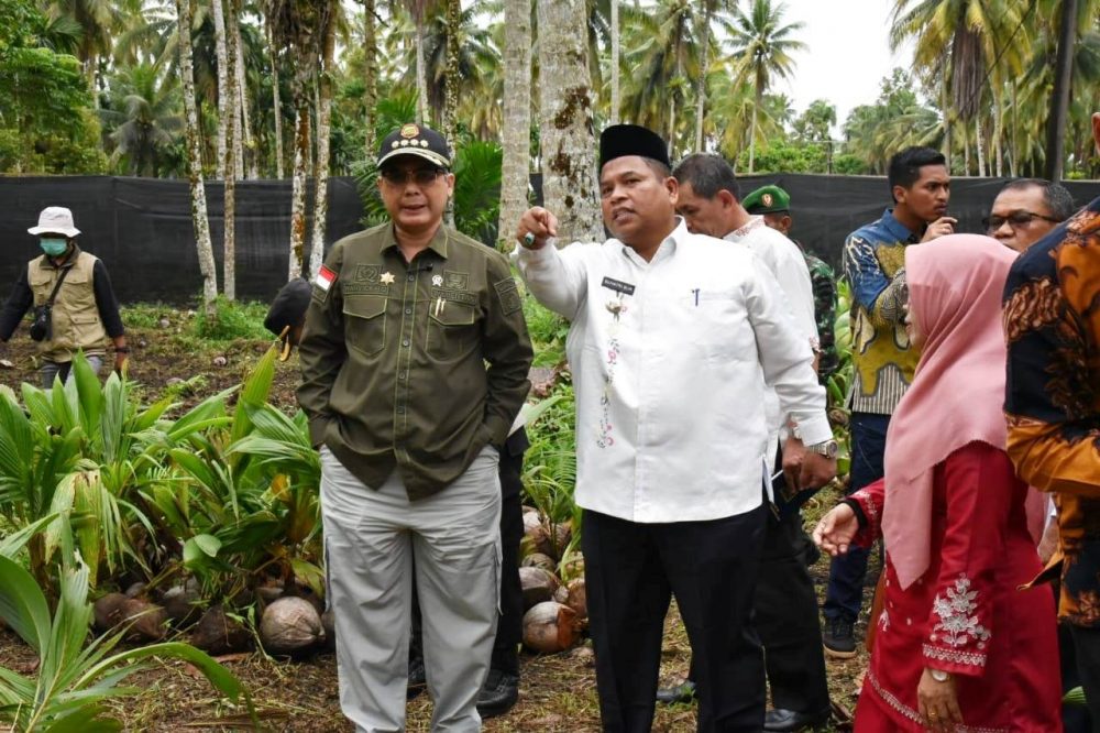 Bupati Dampingi Wamentan RI Melihat Berbagai Bentuk Kerajinan Kreatif dan Produk Pangan