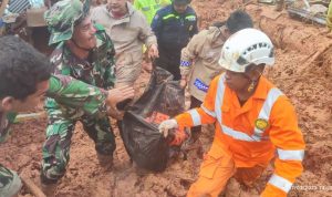 Meski Wajah Lelah, Babinsa Sertu Hendry Terus Bantu Evakuasi Korban Tanah Longsor Serasan
