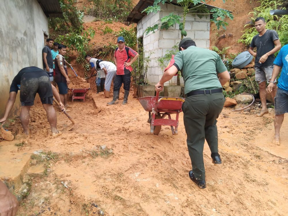 Personil Koramil 06/Serasan Lakukan Evakuasi Bahan Material Longsor Yang Menerjang Sejumlah Rumah Warga Personil Koramil 06/Serasan Lakukan Evakuasi Bahan Material Longsor Yang Menerjang Sejumlah Rumah Warga