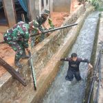 Babinsa Sertu Chaniago Sigap Bantu Warga Atasi Banjir Babinsa Sertu Chaniago Sigap Bantu Warga Atasi Banjir