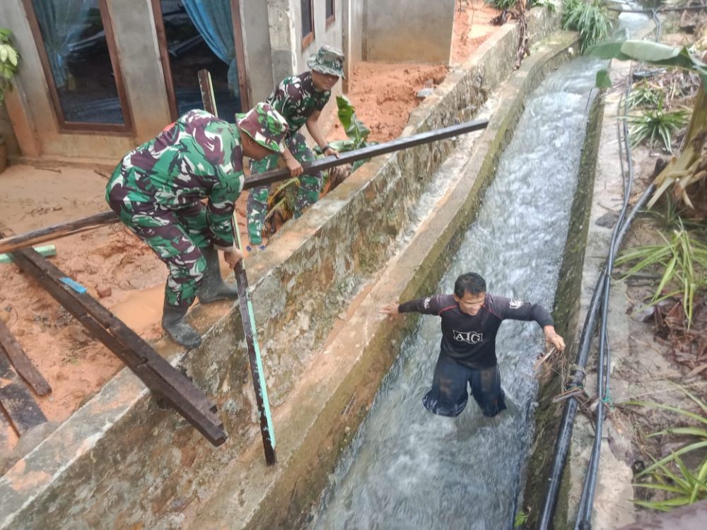 Babinsa Sertu Chaniago Sigap Bantu Warga Atasi Banjir Babinsa Sertu Chaniago Sigap Bantu Warga Atasi Banjir