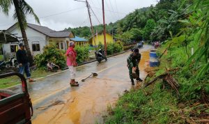 Tanggap Bencana, Babinsa Sertu Hendry Bersihkan Fasilitas Jalan Umum Pasca Banjir