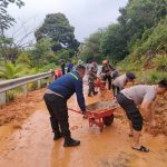 Koramil 06/Serasan Bersama Polsek dan Basarnas Sinergi Goro Bersihkan Bahan Material Longsor