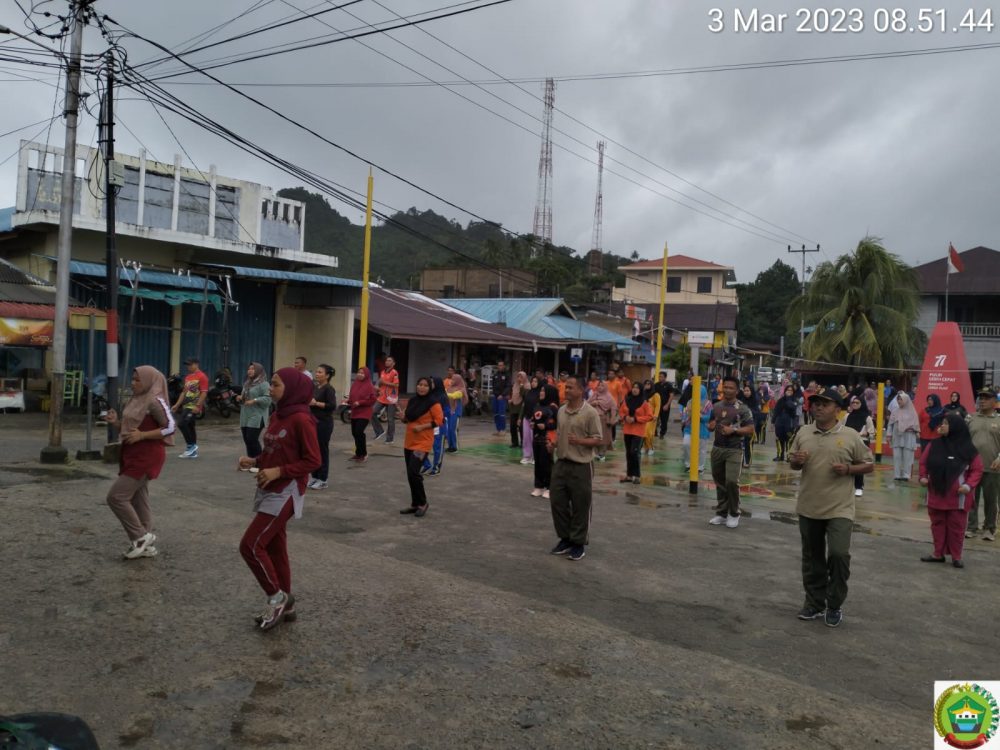 Ikuti Senam Bersama, Danramil 04/Letung : Sangat Bermanfaat Dalam Mengembangkan Komponen Fisik Ikuti Senam Bersama, Danramil 04/Letung : Sangat Bermanfaat Dalam Mengembangkan Komponen Fisik