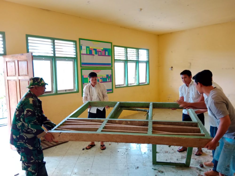 Pasca Bencana Tanah Longsor, Koramil 06/Serasan Bersama Warga Perbaiki Pintu Gedung MDA Pasca Bencana Tanah Longsor, Koramil 06/Serasan Bersama Warga Perbaiki Pintu Gedung MDA