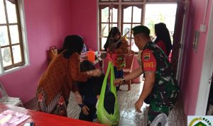 Tekan Angka Stunting, Babinsa Setda Sholihin Dampingi Nakes Lakukan Posyandu Bagi Balita Tekan Angka Stunting, Babinsa Setda Sholihin Dampingi Nakes Lakukan Posyandu Bagi Balita