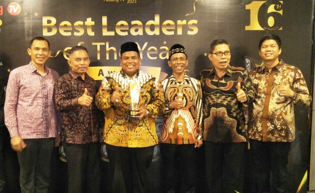 Manajemen Stasiun Padang TV Serahkan Penghargaan Best Leaders of The Year Award Kepada Bupati Padang Pariaman